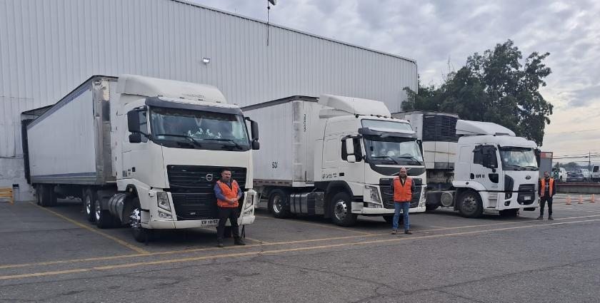 Flota de camiones Transportes P&R en centro de distribucion